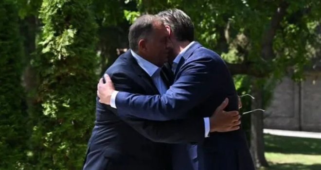 Vučić pao u zagrljaj Dodiku u Beogradu: 'Razgovarali smo o važnim pitanjima za srpski narod'