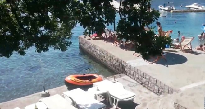 Žena snimljena u Crnoj Gori kako usred mora radi OVO: Svi pričaju o nadrealnoj sceni iz vode... Vanzemaljac?!