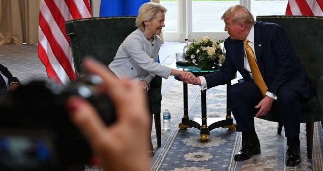 Uz čvrsti stisak ruke, EU i SAD postigli trgovinski sporazum: Carine od 15%, nulte stope i energetska suradnja