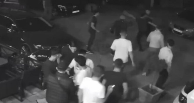 Užas u Novom Pazaru: Potukli se maloljetnici ispred diskoteke, jedan mladić ubijen!