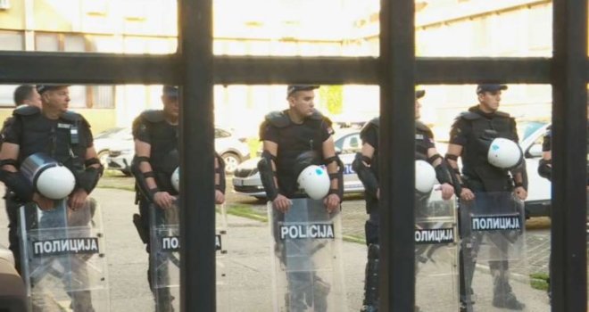 Nastavljena blokada suda i tužilaštva u Novom Sadu: Policija odgurala demonstrante