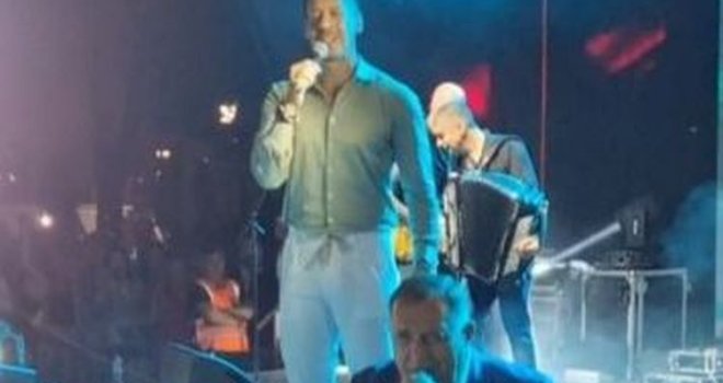 Od predsjednika entiteta do putujućeg zabavljača - Dodik zapjevao u Trebinju: 'Nek vode me na sud, i kažu da sam lud...'