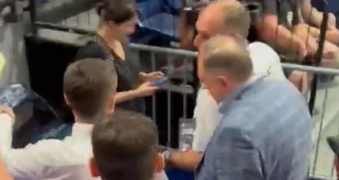 Dodik izviždan i ponižen u Beogradu: Napustio dvoranu nakon burnih reakcija navijača