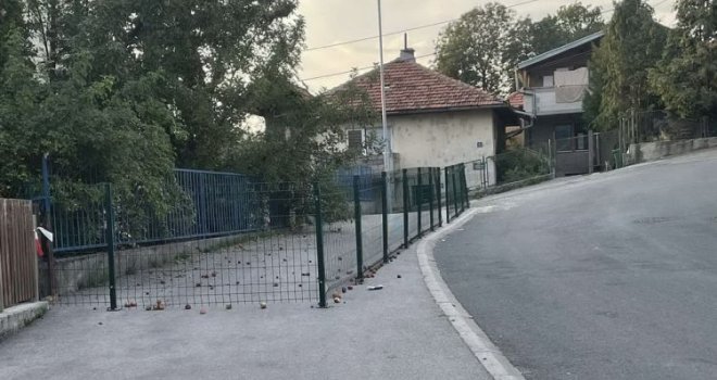 Nevjerovatan primjer građanskog bahatluka: Sarajka preko noći prisvojila i ogradila javni trotoar!
