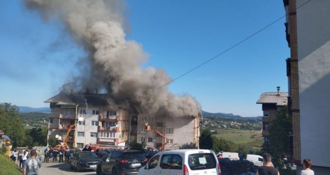 Gori zgrada u bh. gradu: Vatrogasci se jedva bore sa požarom