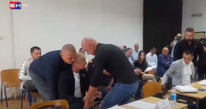Haos u Skupštini Doboja: Obezbjeđenje doslovno iznijelo odbornike opozicije