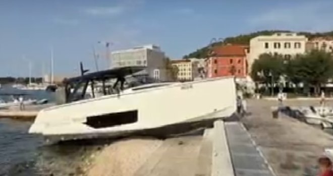 Teška nesreća u Splitu: Brod u punoj brzini izletio na obalu