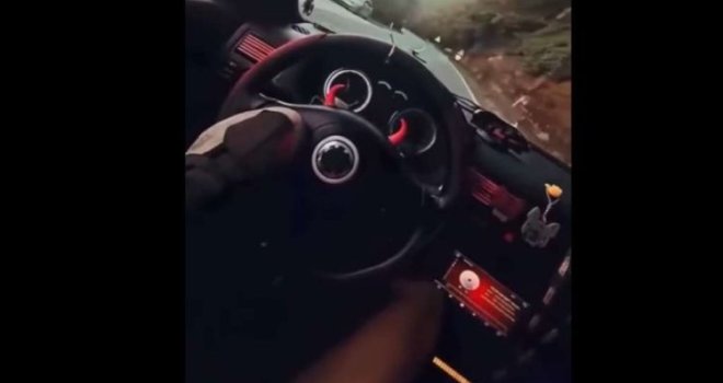 Uhapšen Konjičanin koji je nogom upravljao automobilom i preticao