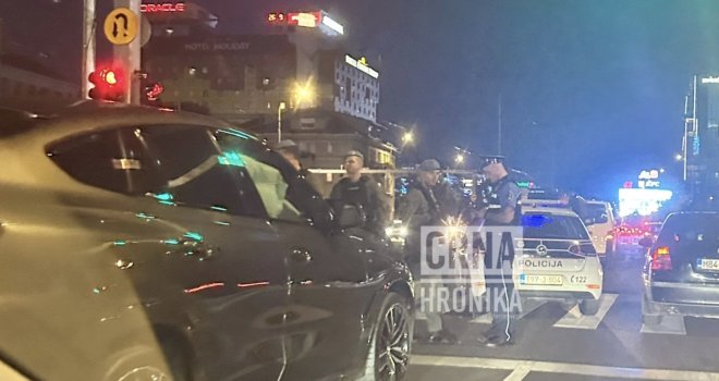 Incident nakon sudara u Sarajevu: Opasni momak se zaključao u BMW-u, drama trajala četiri sata