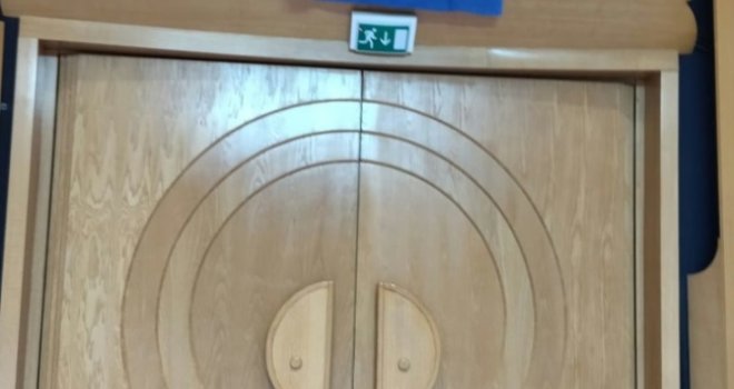 Skandal u Sarajevu: Grb BiH 'uklonjen' platnom u zgradi državnog parlamenta, tokom ministarske konferencije